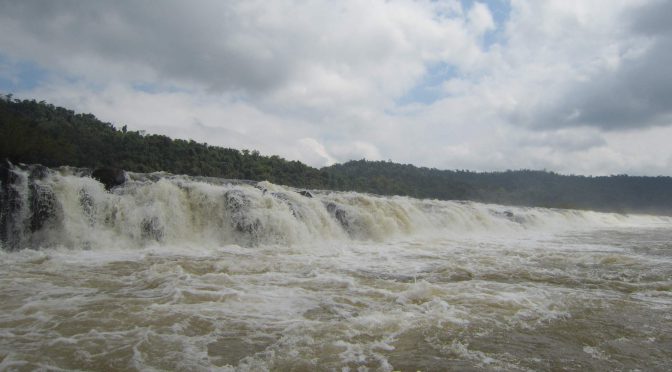 Längsgestellter Wasserfall: Saltos del Moconá